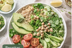 Salada natural com ingredientes frescos