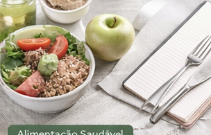 Mesa com bowl saudável, maçã verde e caderno